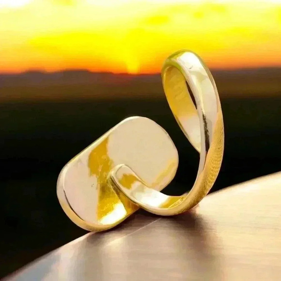 ๐๏ธVintage Style Emerald Colored Crystal Ring ๐ 18K Gold Plated Adjustable ๐ - Picture 16 of 17